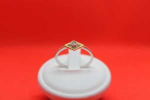 Anello solitario bianco e rosso