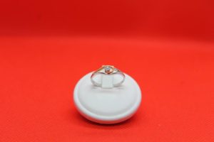 Anello solitario bianco e rosso